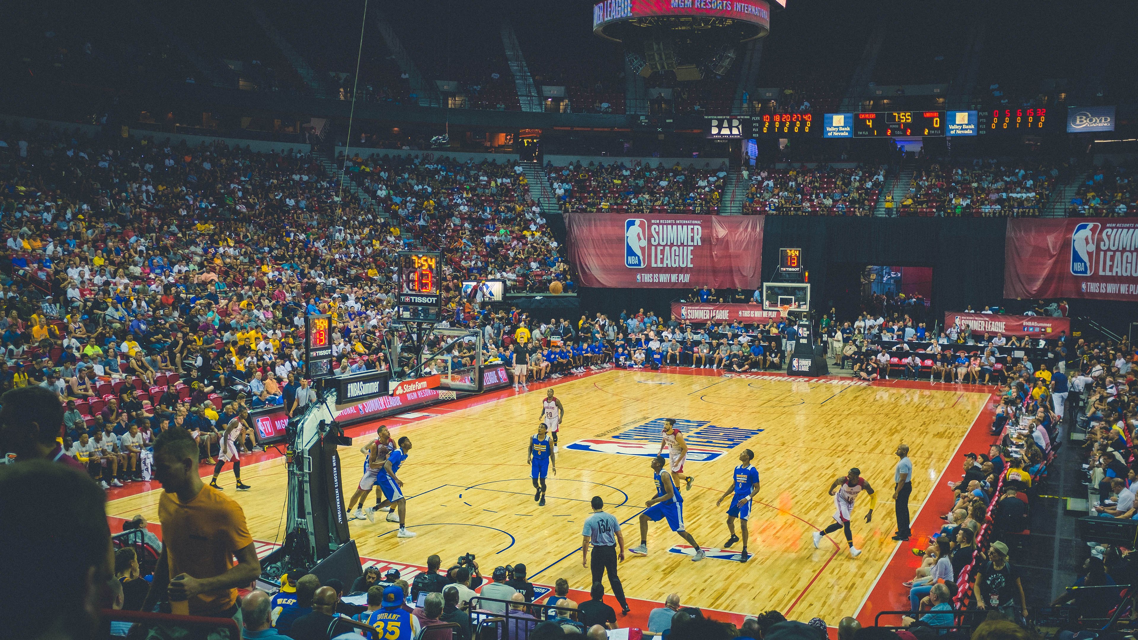 赛道与绿茵的交响，当F1引擎轰鸣遇见特奥封神之夜